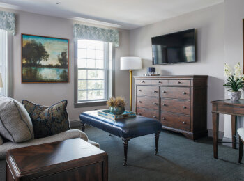 Living area in Humphrey Suite at Farmer's Creekside Tavern & Inn