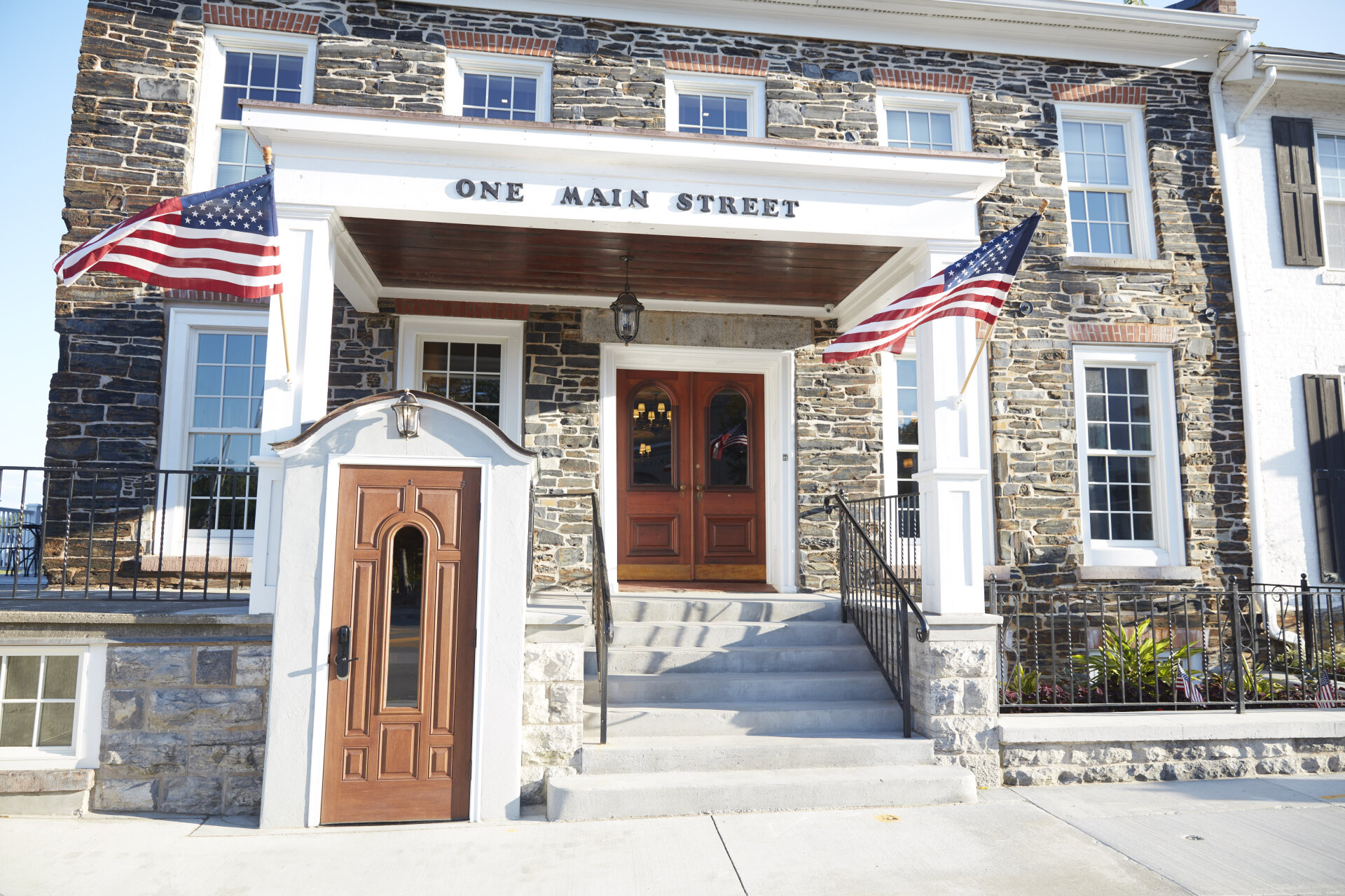 Farmers Creekside Tavern and Inn Exterior